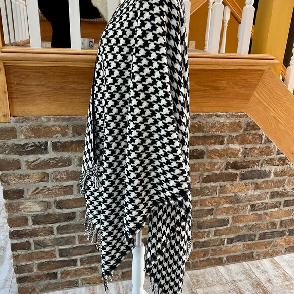 Classic Black and White Houndstooth Pattern Cape/Poncho/Shawl - Picture 3 of 9
